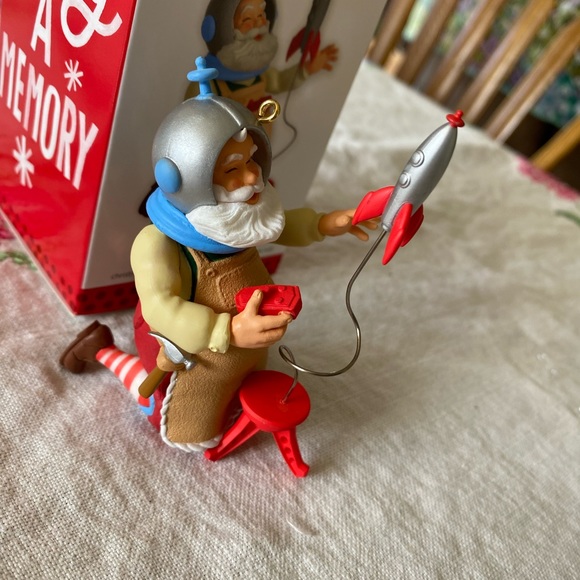 Hallmark’13 Toymaker Santa Series - Picture 8 of 12